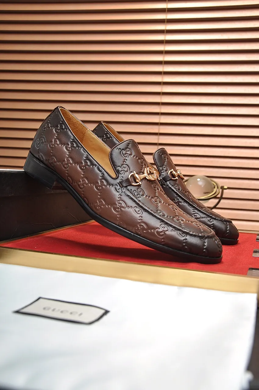 Men's shoes💰500💶Italy's top luxury men's shoe giant (GUCCI) (Gucci) (full cowhide lining) new arrival🍃Original European style🔰 Pleasant to the eye😍In order to make the shoes more durable and non-deformable🌀The production continues to follow traditional methods but there is still no lack of innovation💪Choose original sheepskin for the leather♻️ Smooth and natural And extra bright ⭐Made of imported cowhide, the first choice of rich people 38-45 (45 customized)